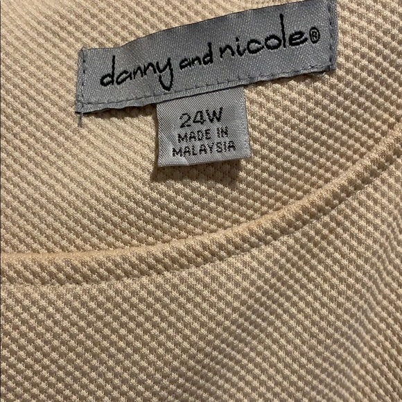 PRE-LOVED- DANNY &NICOLE 2Piece - Picture 3 of 6